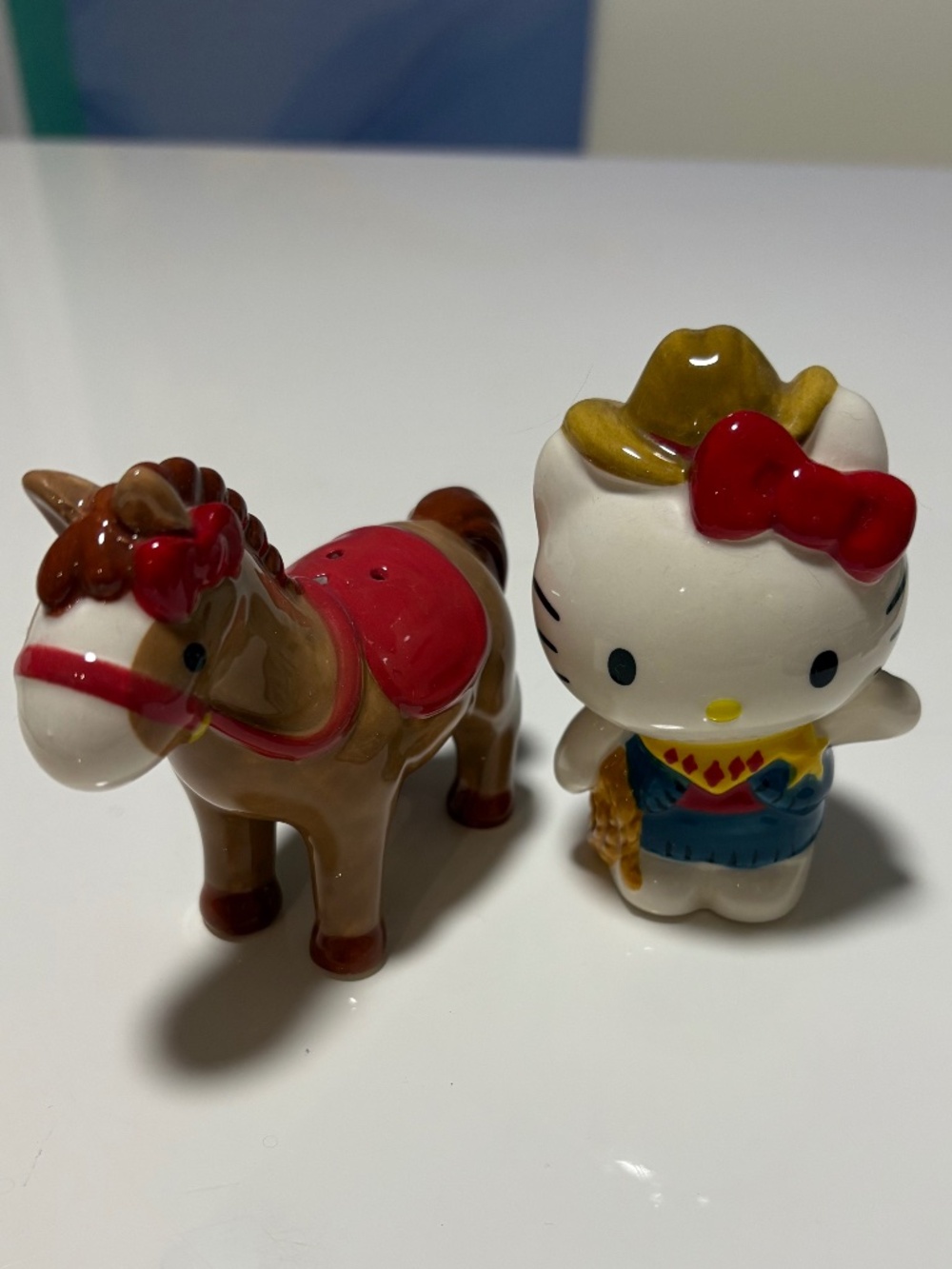 Hello kitty salt pepper shakers
